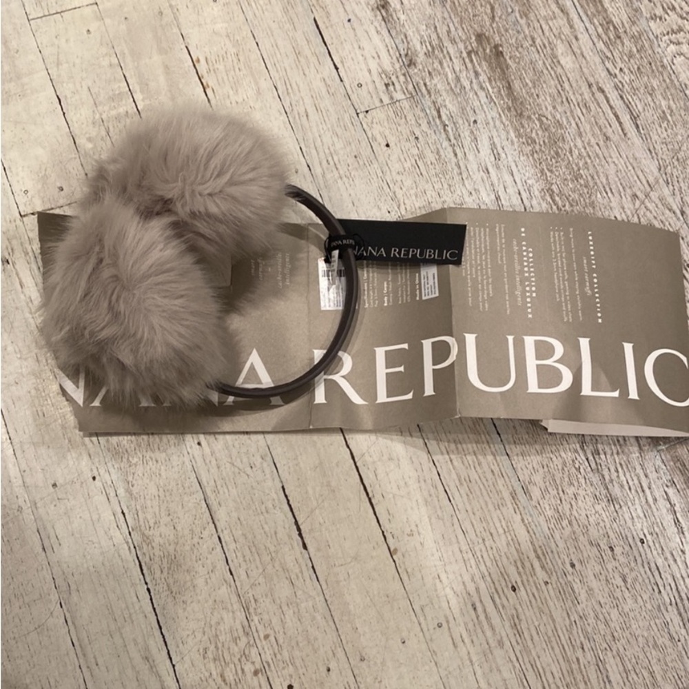 BANANA REPUBLIC Faux fur light grey earmuffs WITH HEADPHONES PORTS
NO CORD - Picture 7 of 8